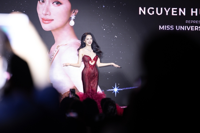 Hương Giang bật khóc nhận sash tại họp báo Miss Universe Vietnam, Hồ Ngọc Hà - Chi Pu và nửa showbiz ủng hộ hết mình- Ảnh 5.