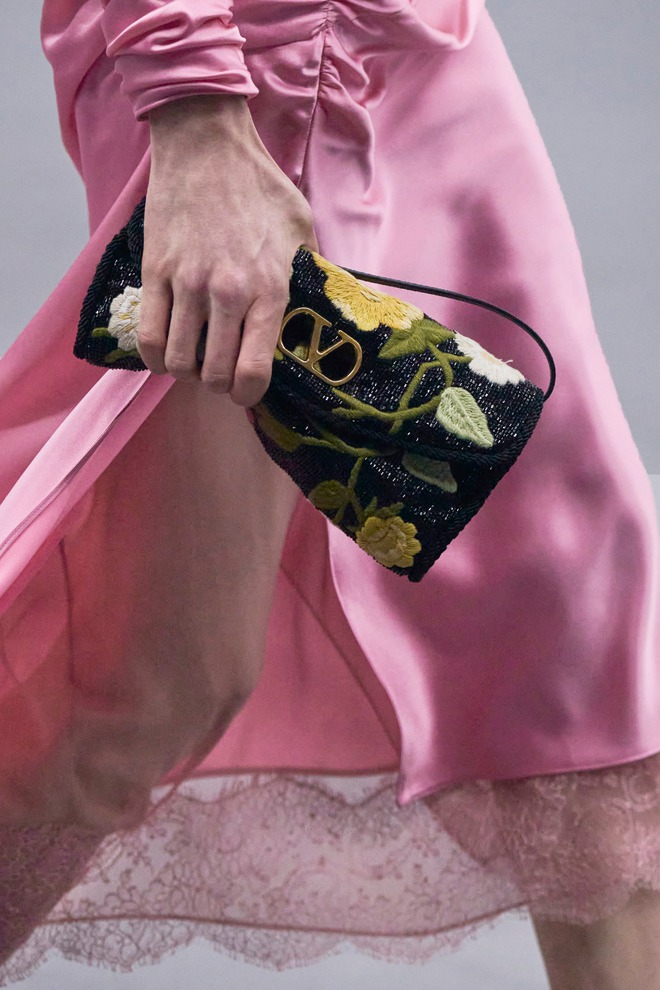 1761854558 169 Nhung chiec tui ma ban nhat dinh phai co vao