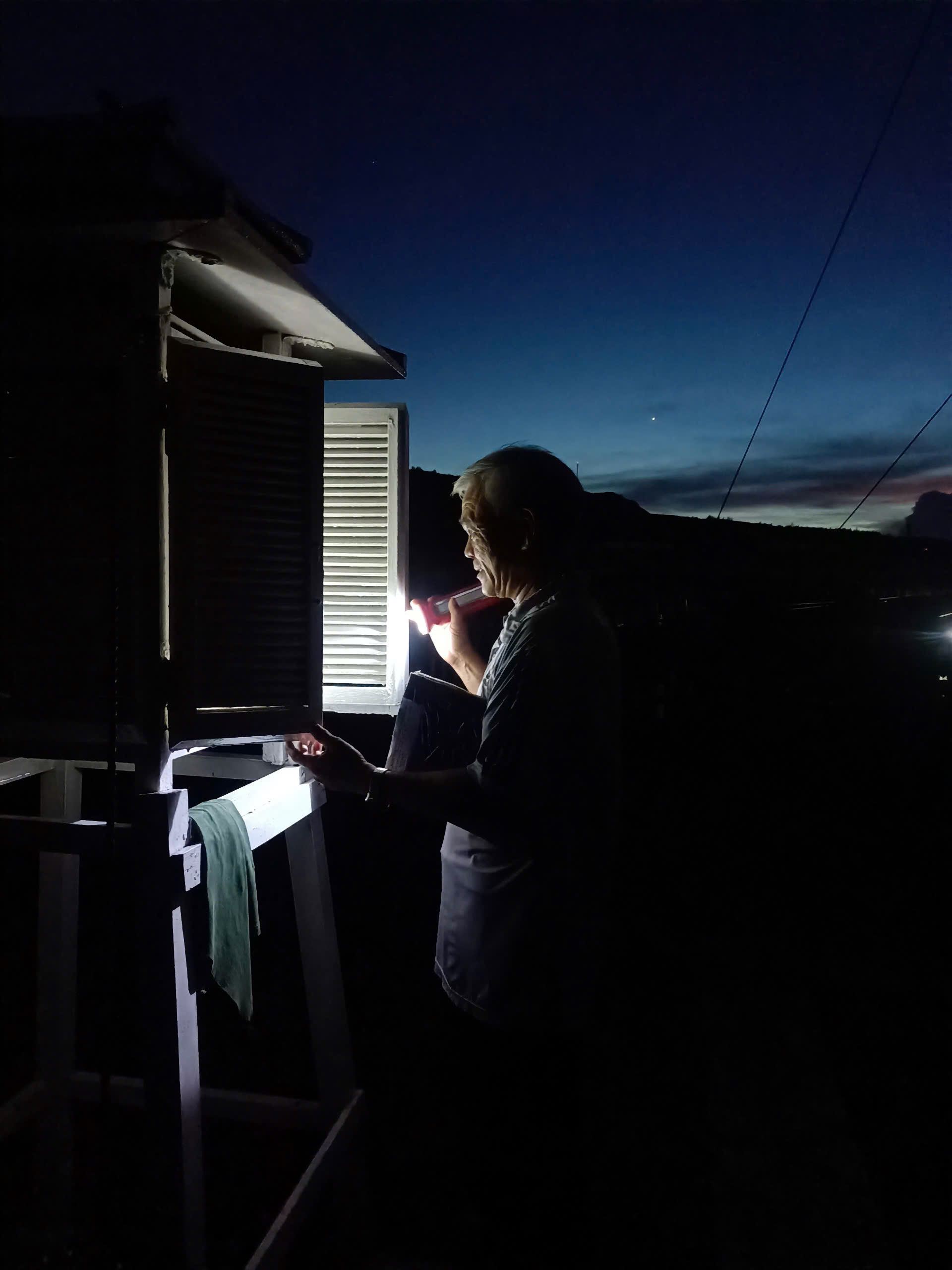 Hơn 40 năm đo gió, đếm mưa ở đảo tiền tiêu - Ảnh 2.