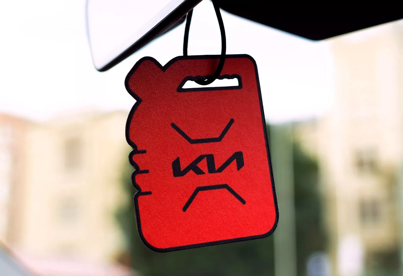 KIA tặng nước hoa... mùi xăng, giúp người dùng xe điện 'nguôi' nỗi nhớ xe xăng - Ảnh 2.