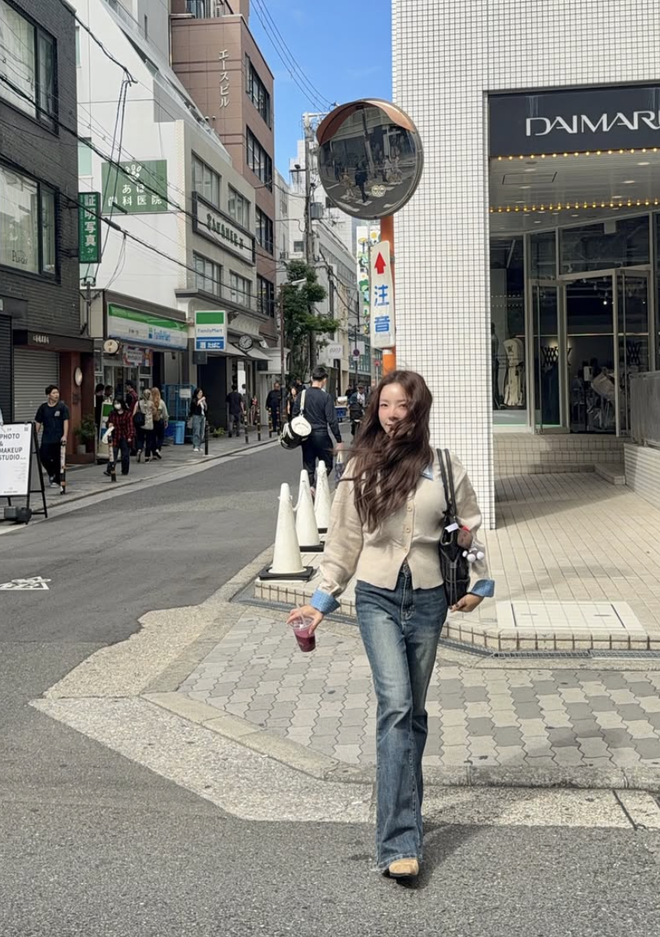 Chỉ cần áo cardigan, nàng đã có phong cách riêng đầy cuốn hút- Ảnh 2.