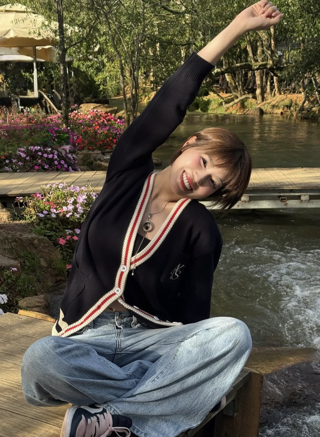 Chỉ cần áo cardigan, nàng đã có phong cách riêng đầy cuốn hút- Ảnh 7.