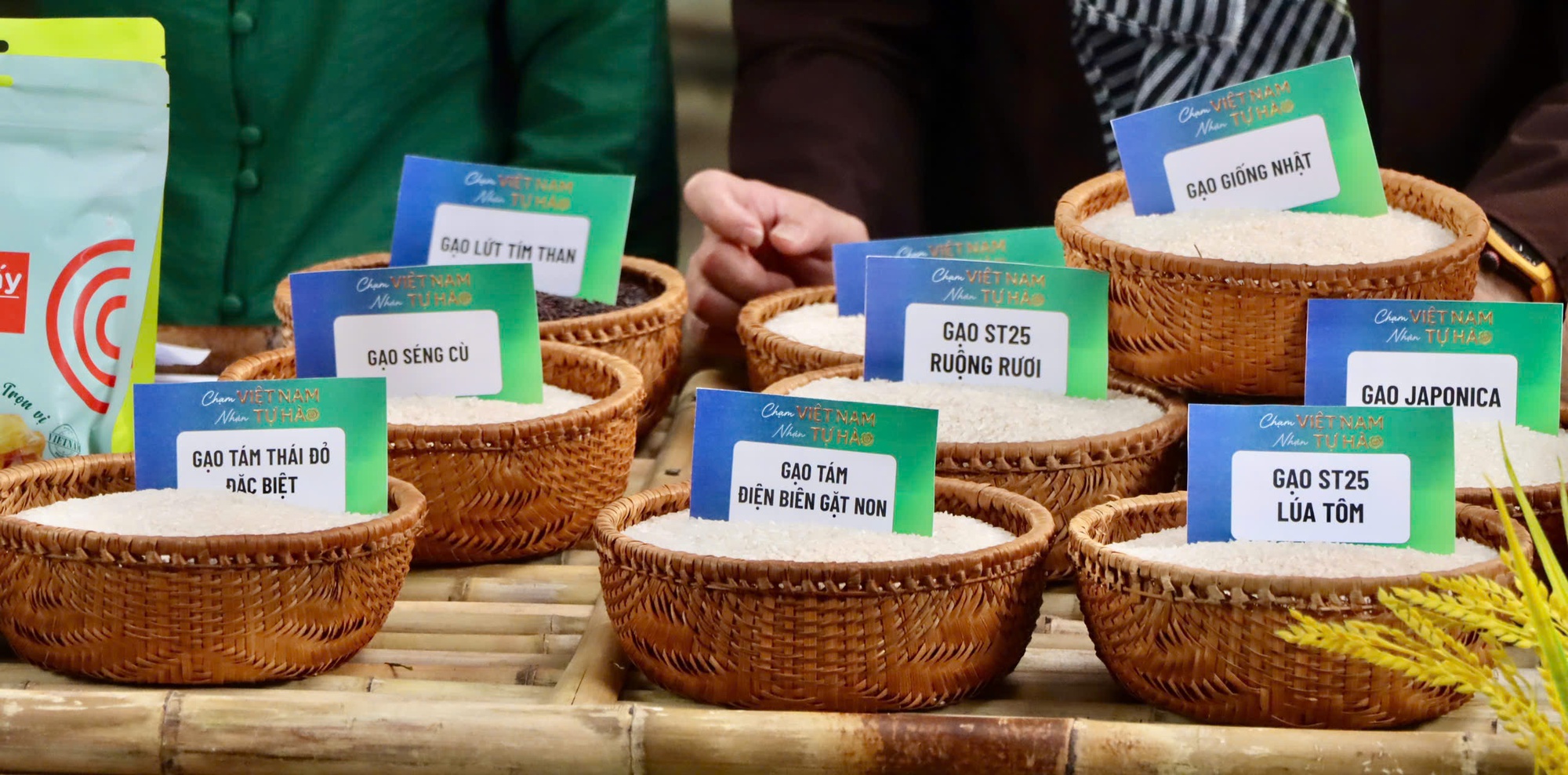 Livestream NSND Tự Long và MC Mai Phương bán gần 6 tấn gạo Việt Nam - Ảnh 2. Livestream NSND Tự Long và MC Mai Phương bán gần 6 tấn gạo Việt Nam - Ảnh 2.