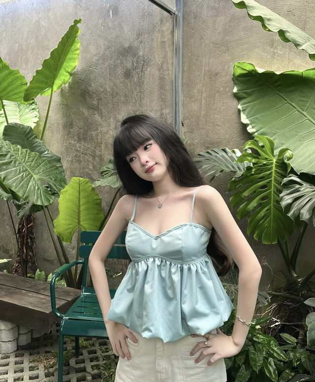 Áo bí phồng tôn lên đôi vai trần, chinh phục mọi ánh nhìn - Ảnh 4.