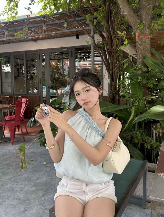 Áo bí phồng tôn lên đôi vai trần, chinh phục mọi ánh nhìn - Ảnh 6.