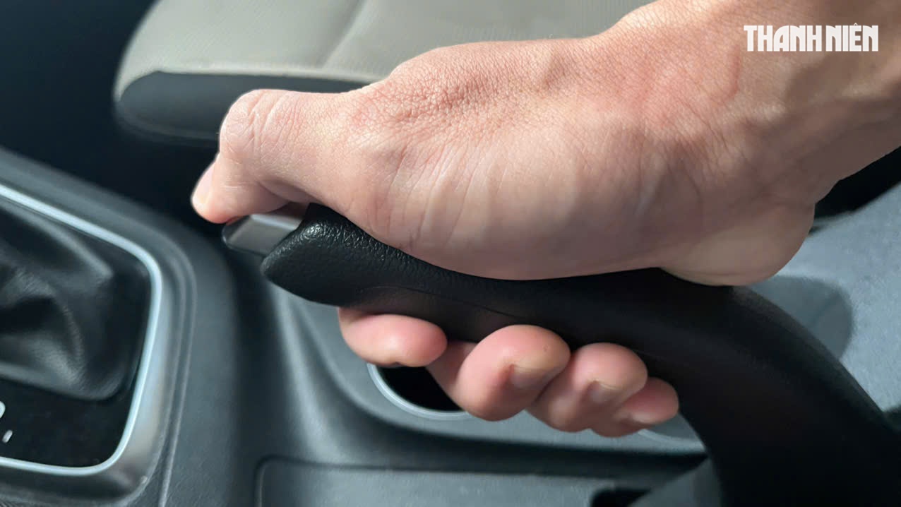 Lái xe số tự động dừng giữa dốc, dùng phanh tay hay phanh chân an toàn hơn? - Ảnh 3.