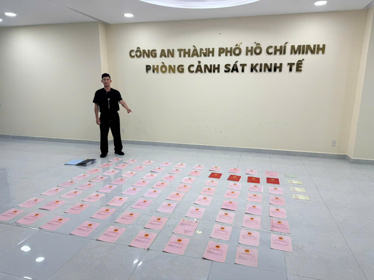 Ca sĩ Lương Bằng Quang bối rối khi mở két sắt của Ngân 98 - Ảnh 3.