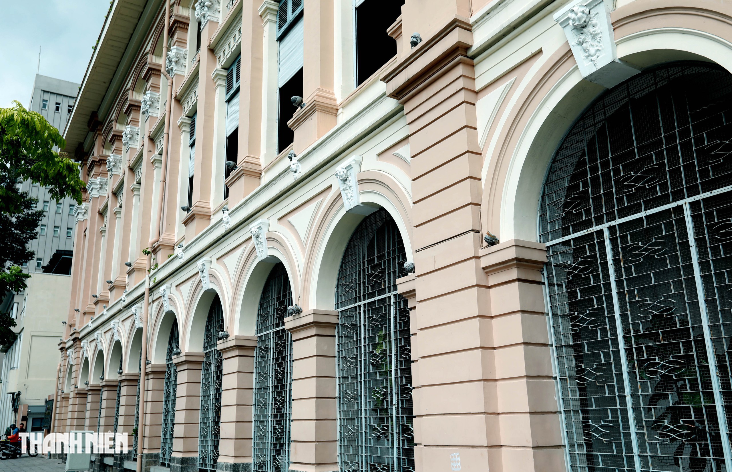 Tòa nhà hơn 100 năm ở TP.HCM từng đồ sộ hơn Dinh Độc Lập 2 Tòa nhà hơn 100 năm ở TP.HCM từng đồ sộ hơn Dinh Độc Lập - Ảnh 2.