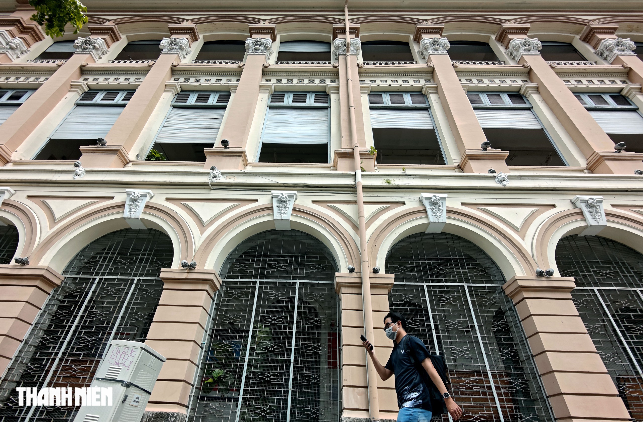 Tòa nhà hơn 100 năm ở TP.HCM mang dấu ấn kiến trúc Pháp Độc đáo - Ảnh 2. Tòa nhà hơn 100 năm ở TP.HCM mang dấu ấn kiến trúc Pháp Độc đáo - Ảnh 2.