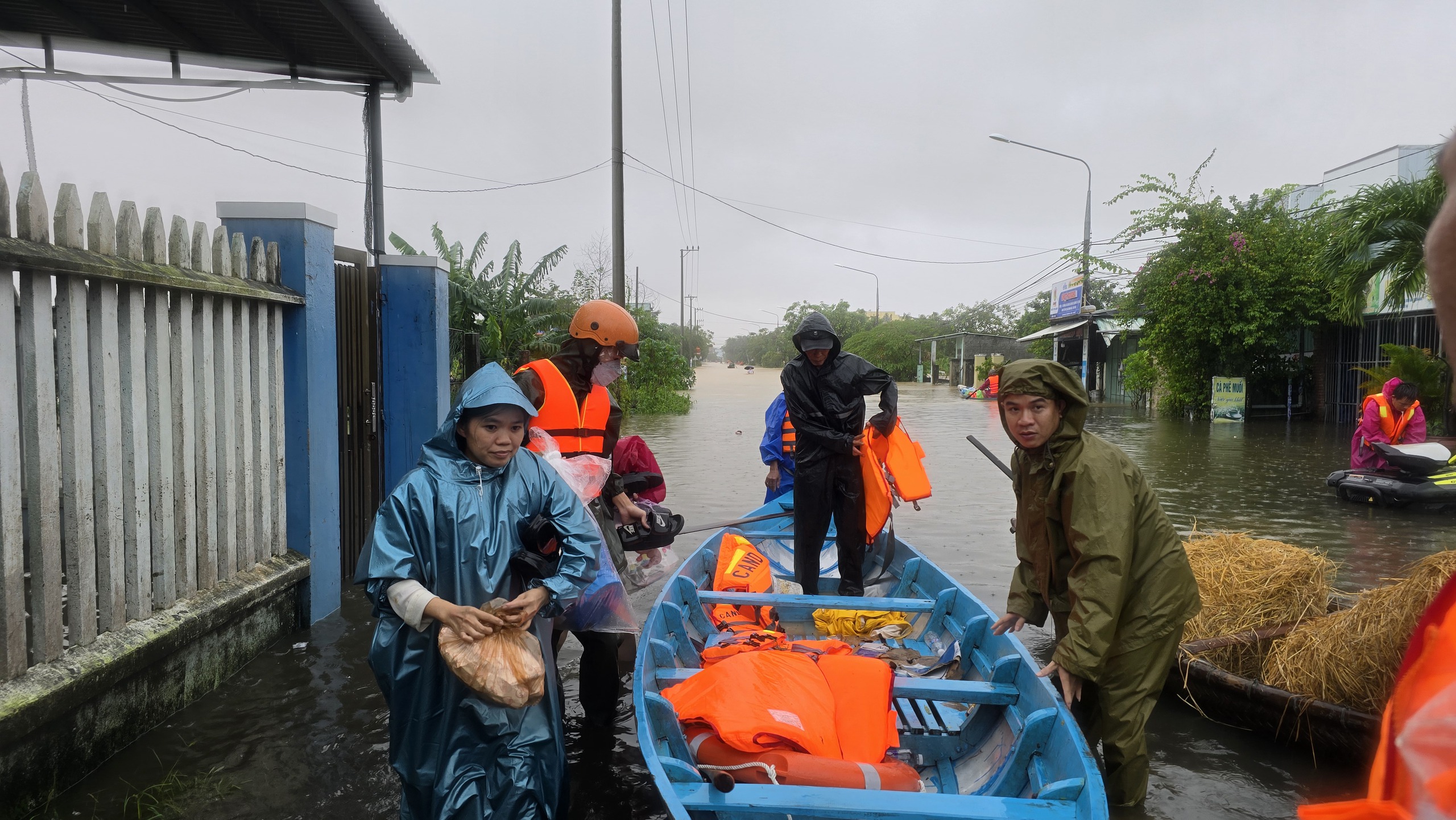 Đà Nẵng mưa lũ gây cô lập 10 xã người dân cùng nhau chi viện thực phẩm - Ảnh 2.