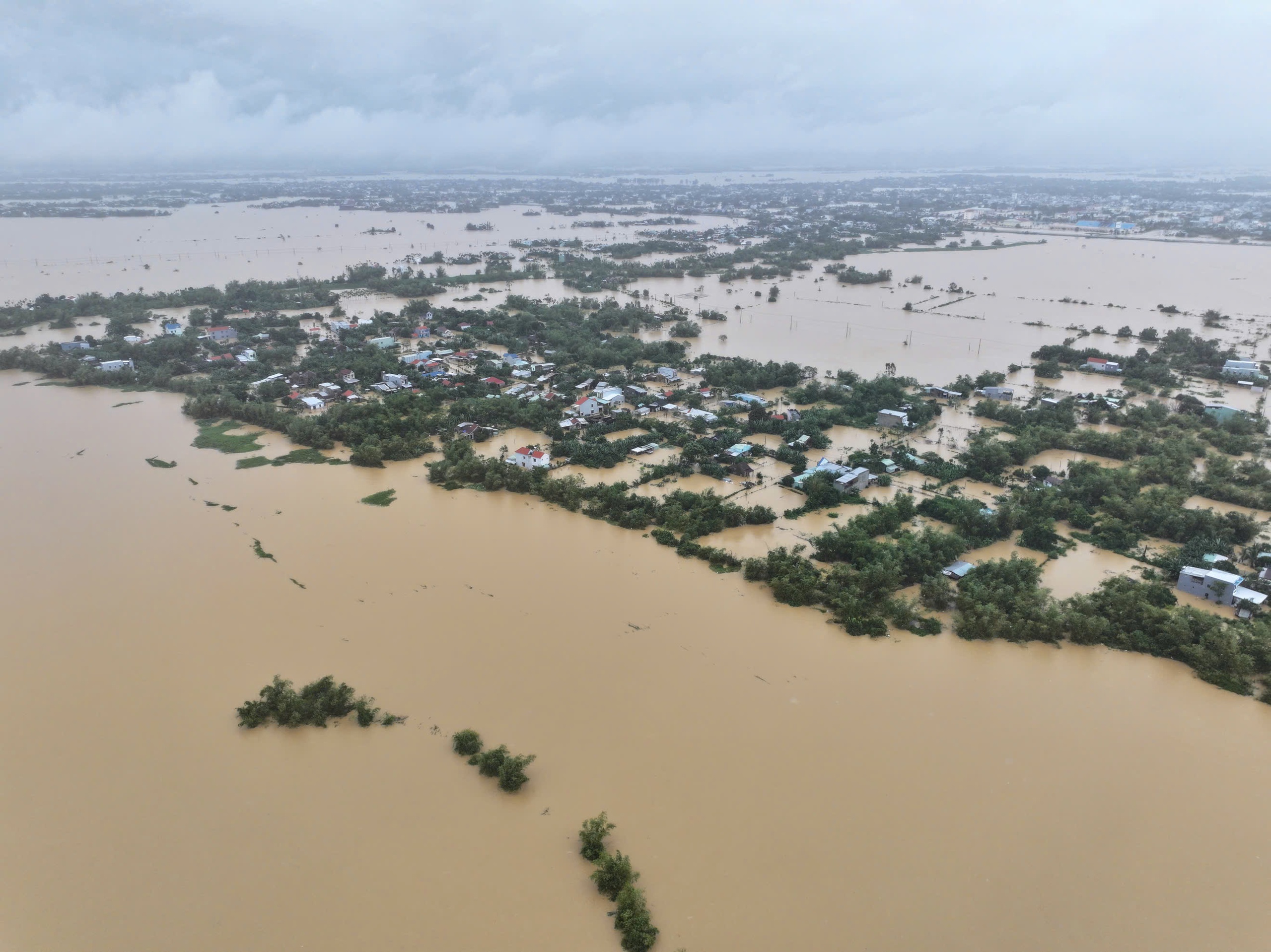Đà Nẵng mưa lũ gây cô lập 10 xã người dân cùng nhau chi viện thực phẩm - Ảnh 3.