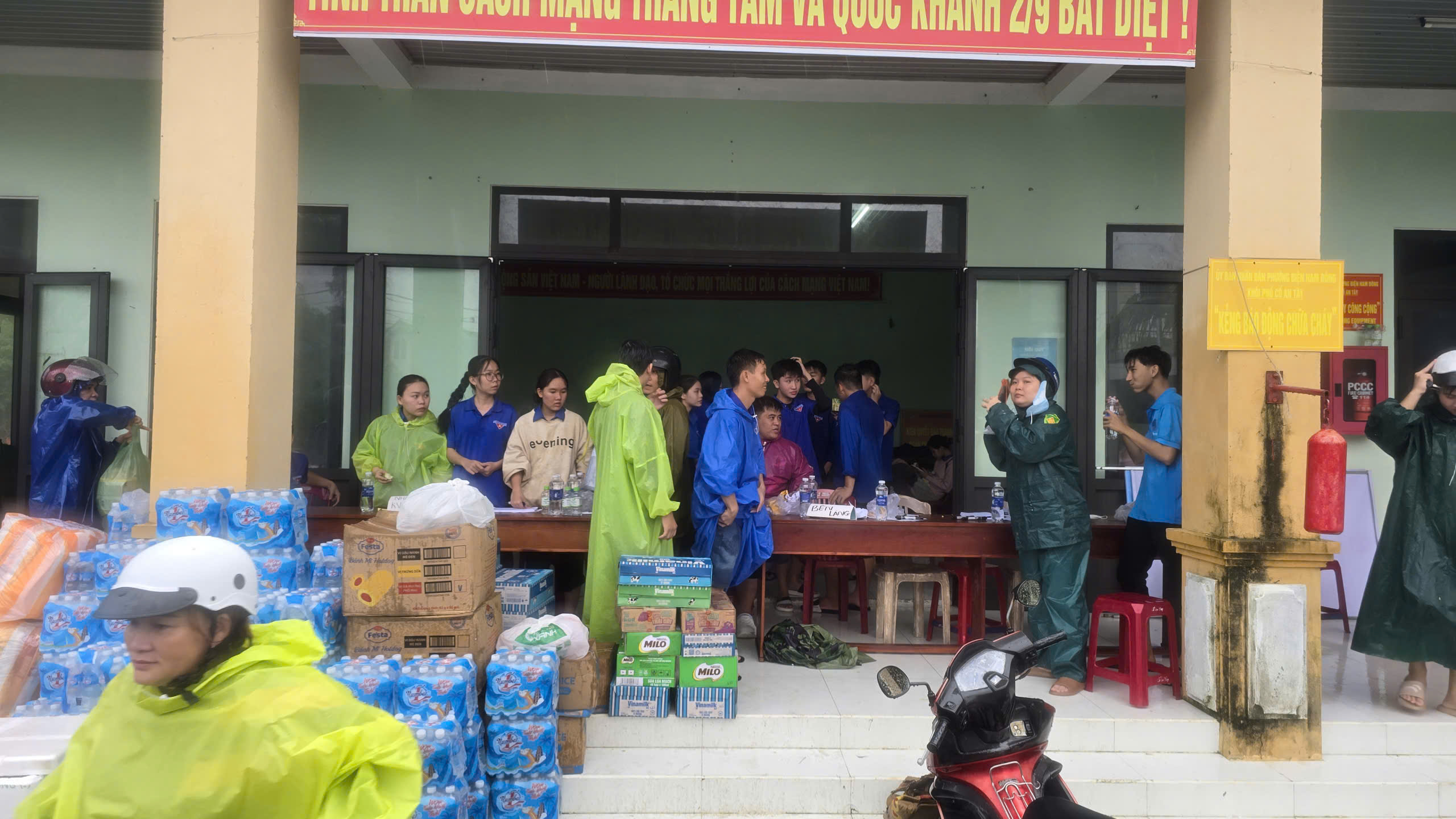 Đà Nẵng mưa lũ gây cô lập 10 xã người dân cùng nhau chi viện thực phẩm - Ảnh 4.