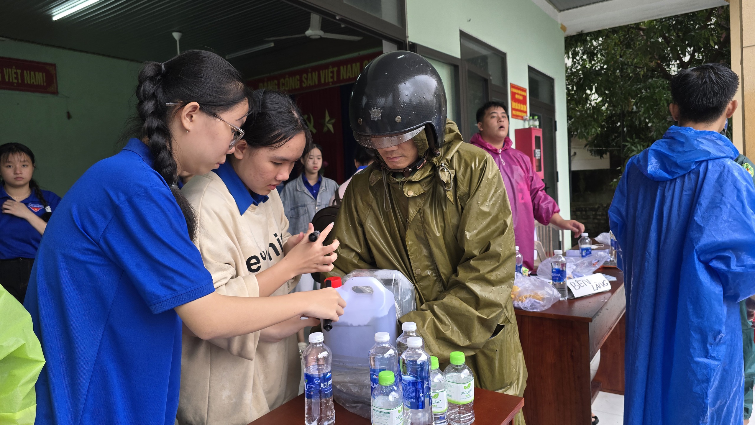 Đà Nẵng mưa lũ gây cô lập 10 xã người dân cùng nhau chi viện thực phẩm - Ảnh 5.