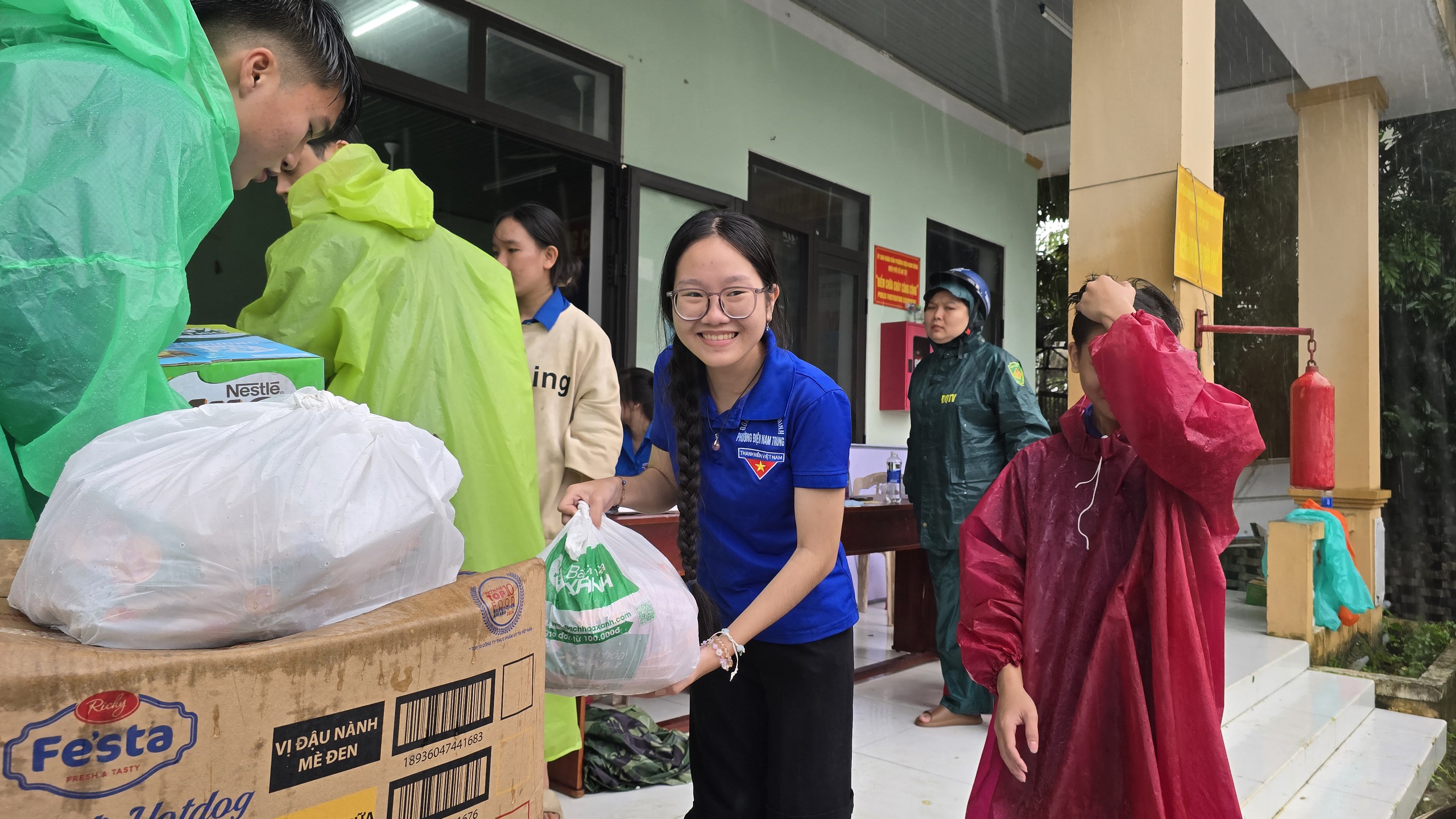 Đà Nẵng mưa lũ gây cô lập 10 xã người dân cùng nhau chi viện thực phẩm - Ảnh 9.