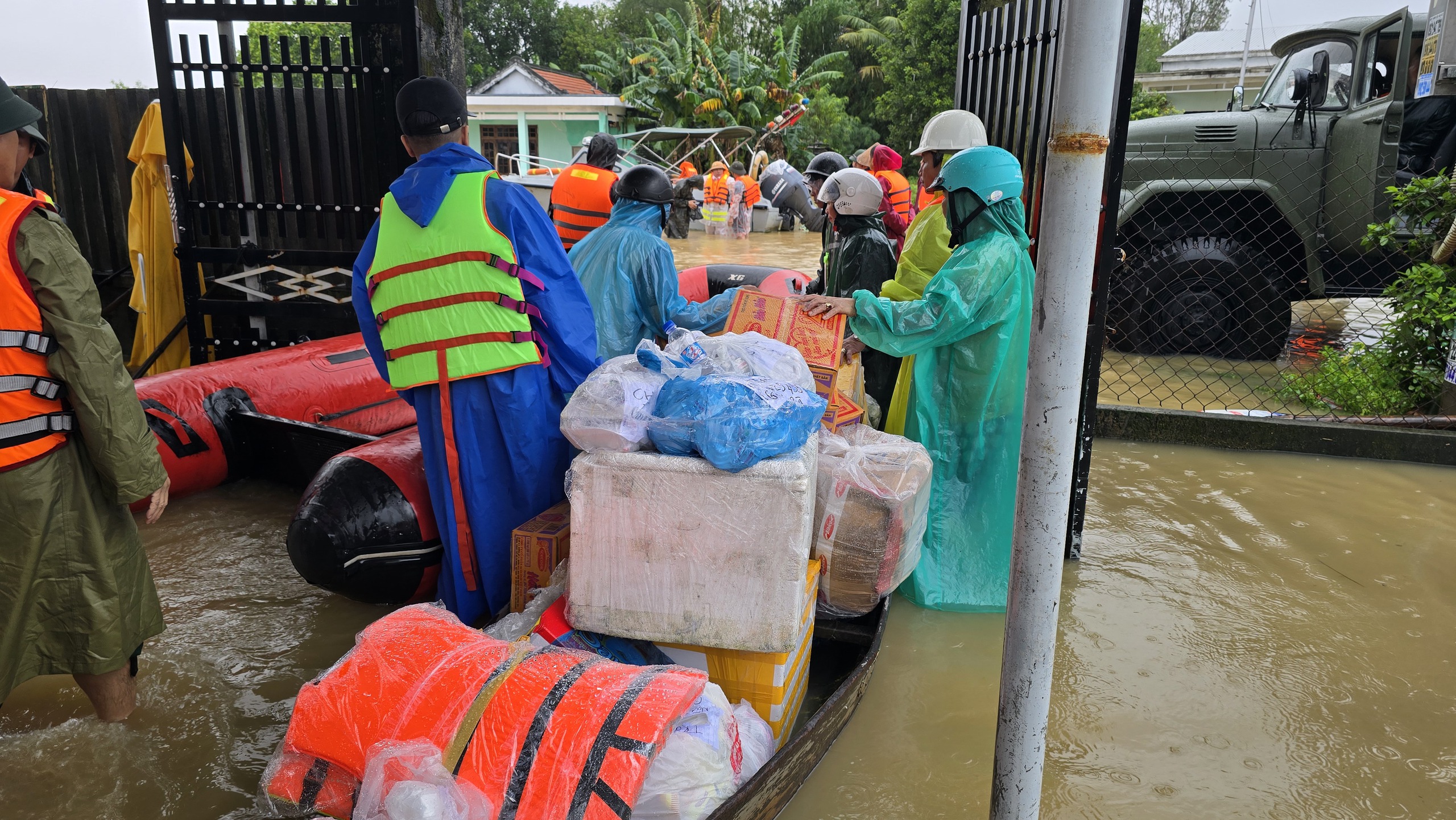 Đà Nẵng mưa lũ gây cô lập 10 xã người dân cùng nhau chi viện thực phẩm - Ảnh 10.