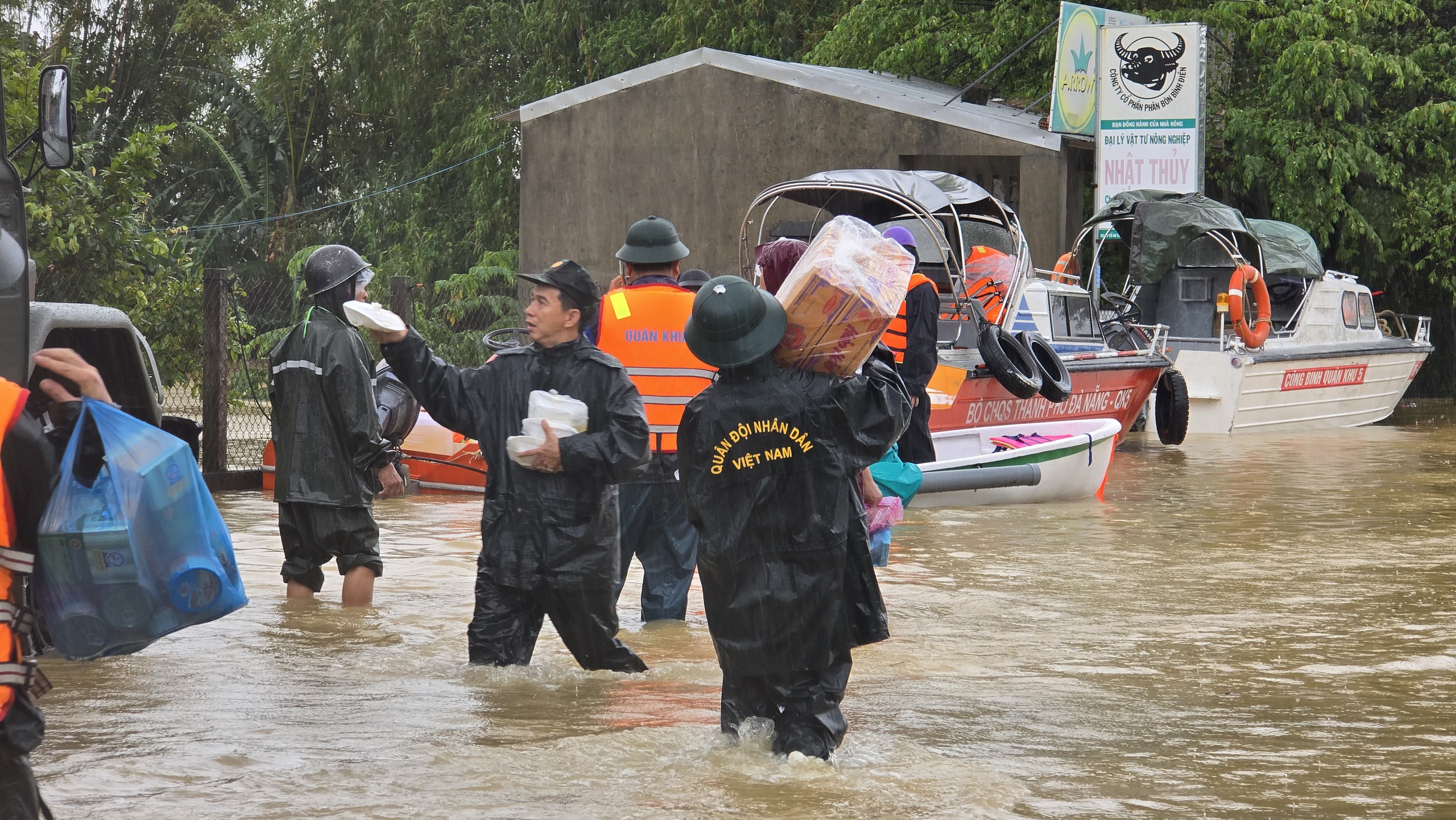 Đà Nẵng mưa lũ gây cô lập 10 xã người dân cùng nhau chi viện thực phẩm - Ảnh 11.