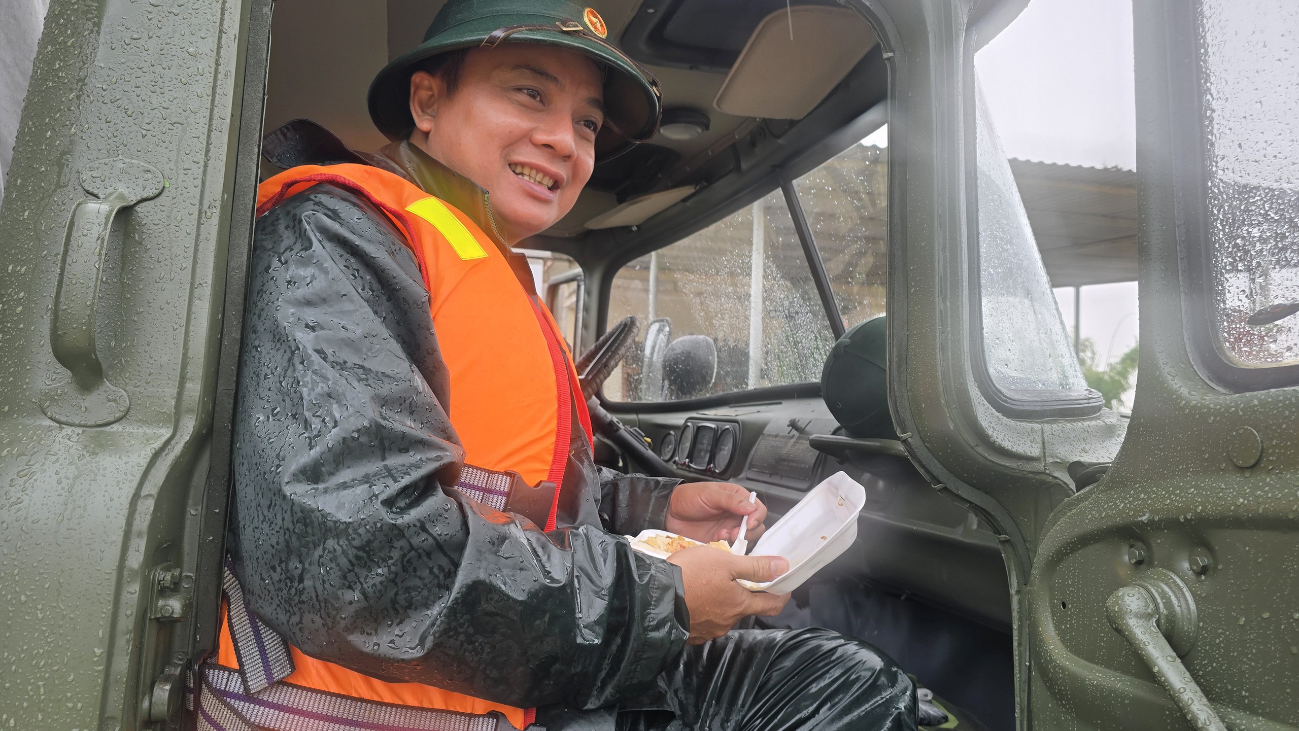 Đà Nẵng mưa lũ gây cô lập 10 xã người dân cùng nhau chi viện thực phẩm - Ảnh 12.