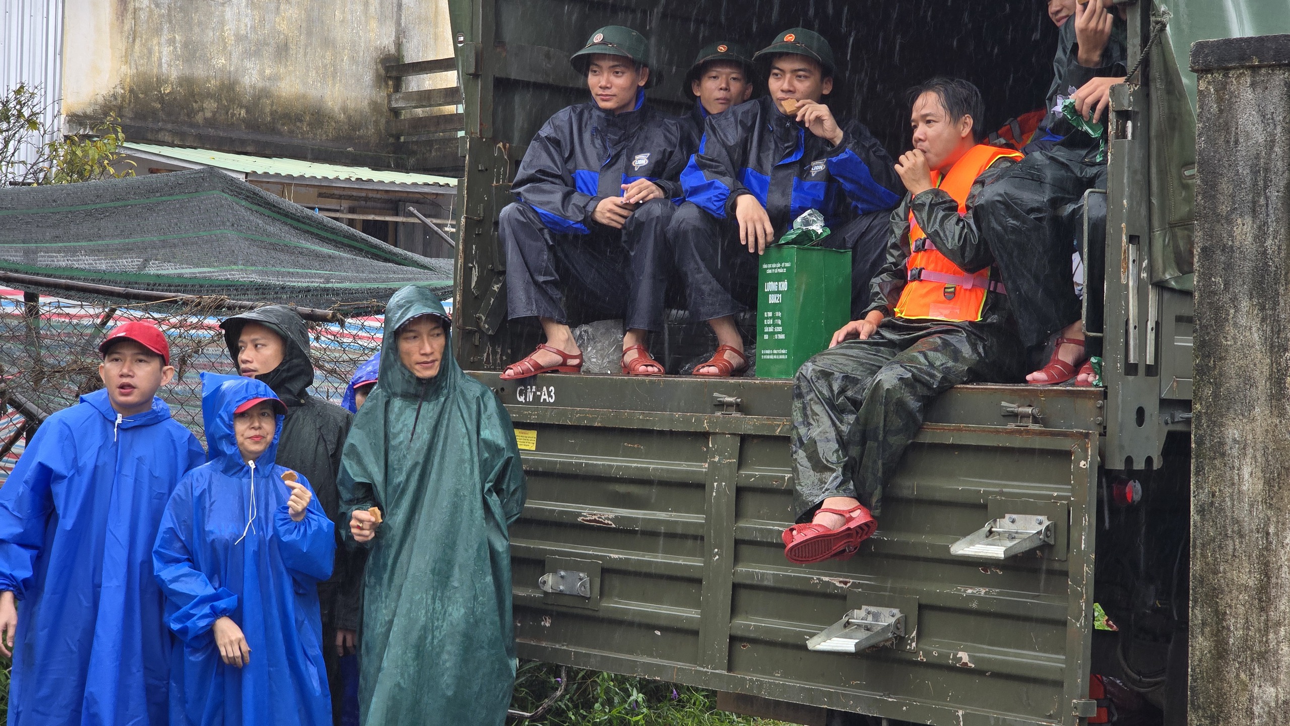 Đà Nẵng mưa lũ gây cô lập 10 xã người dân cùng nhau chi viện thực phẩm - Ảnh 13.