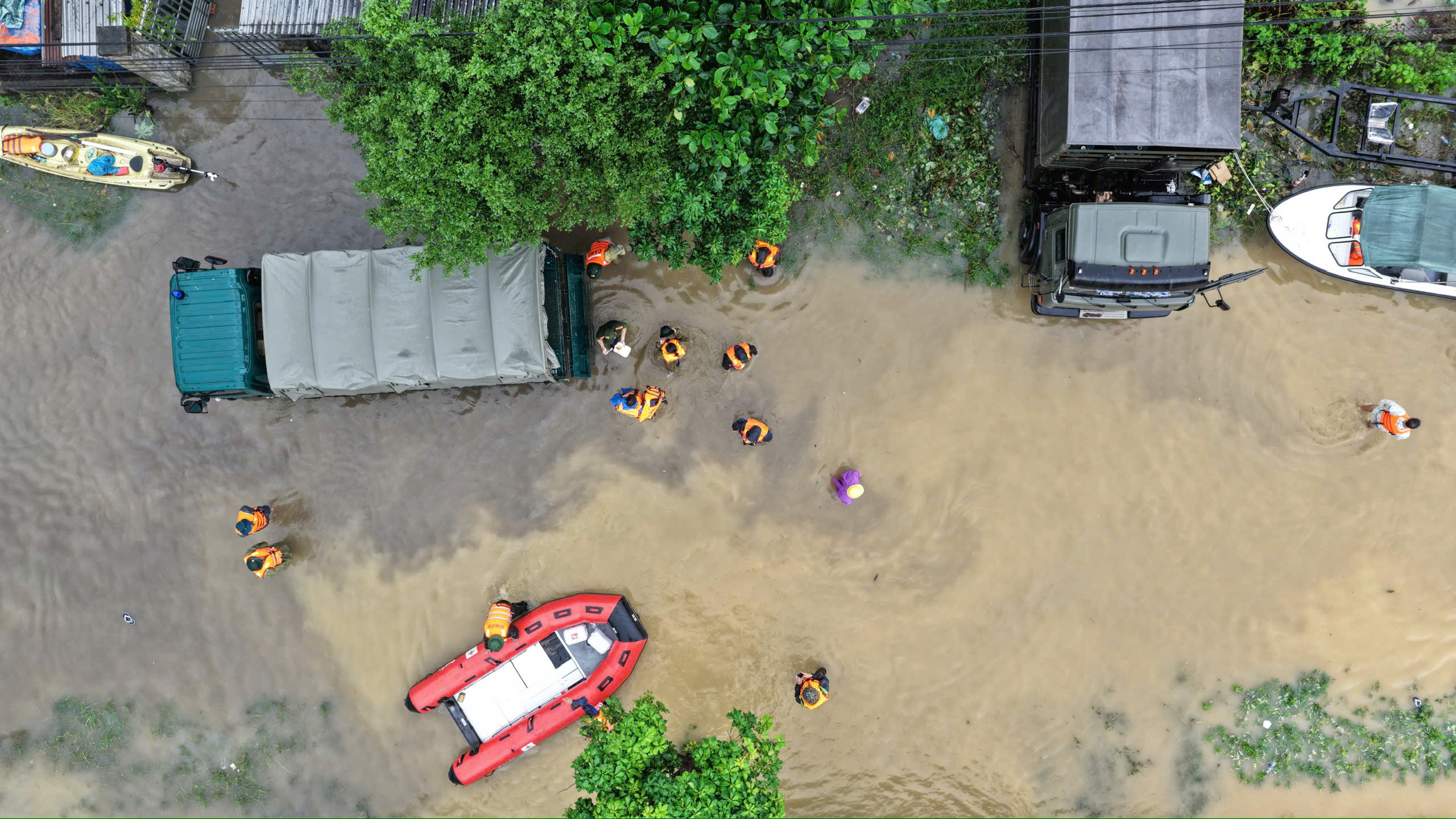 Đà Nẵng mưa lũ gây cô lập 10 xã người dân cùng nhau chi viện thực phẩm - Ảnh 14.