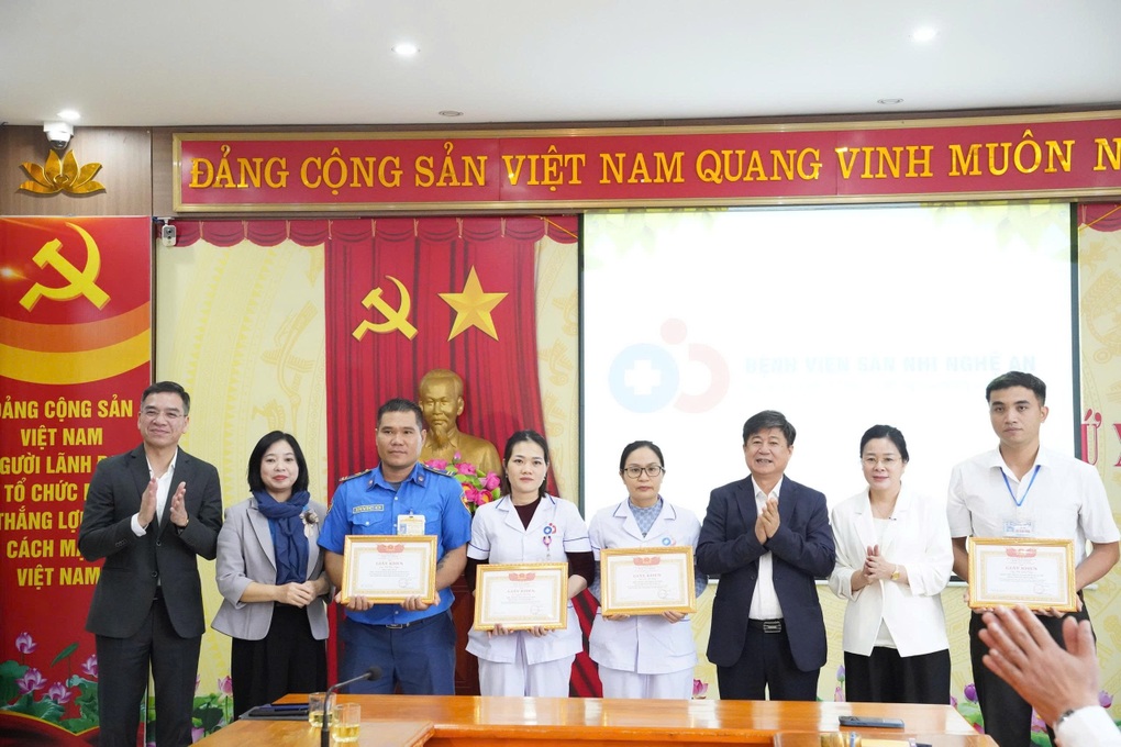 Lãnh đạo Bộ Y tế thăm, tặng quà 8 nhân viên y tế Bệnh viện Sản Nhi Nghệ An - 2