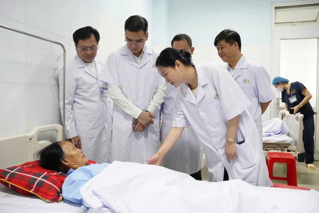 Lãnh đạo Bộ Y tế thăm, tặng quà 8 nhân viên y tế Bệnh viện Sản Nhi Nghệ An - 3