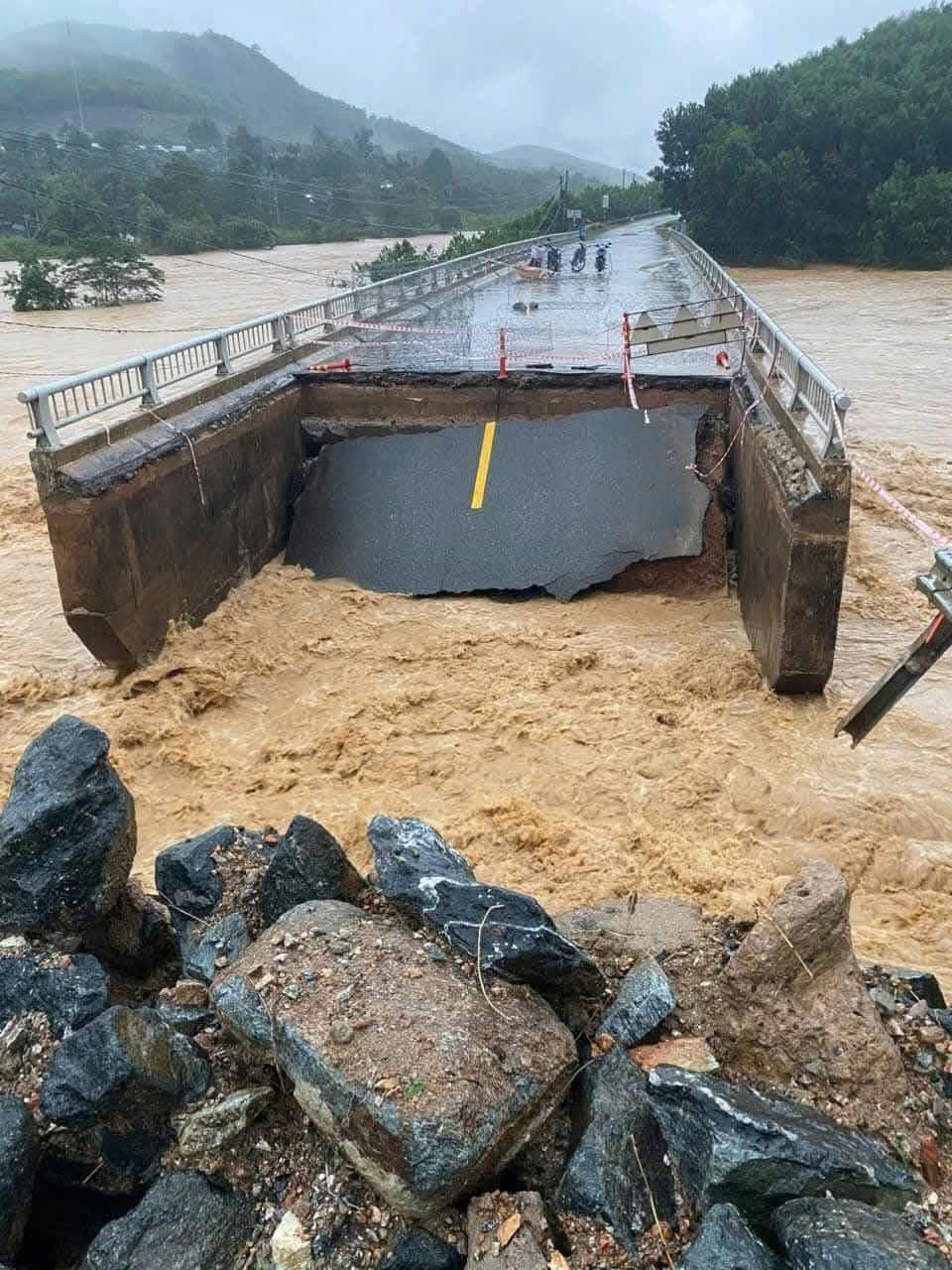 18 người chết, mất tích vì mưa lũ miền Trung, Đà Nẵng thiệt hại nặng nhất- Ảnh 2.