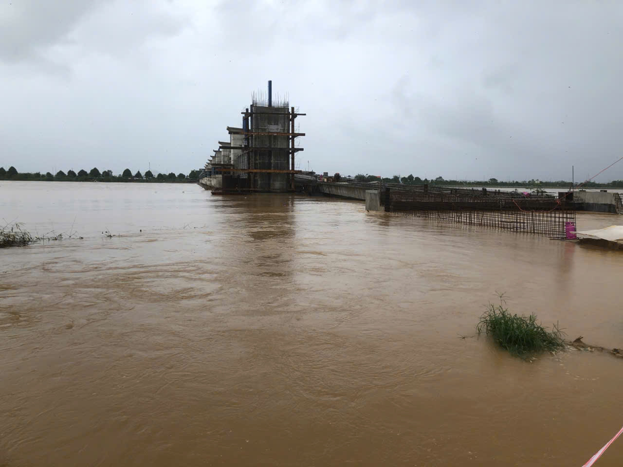 Quảng Ngãi giải cứu nhiều người dân mắc kẹt trên sông Trà Khúc 2 Quảng Ngãi đang nỗ lực giải cứu nhiều người dân mắc kẹt trên sông Trà Khúc - Ảnh 2.