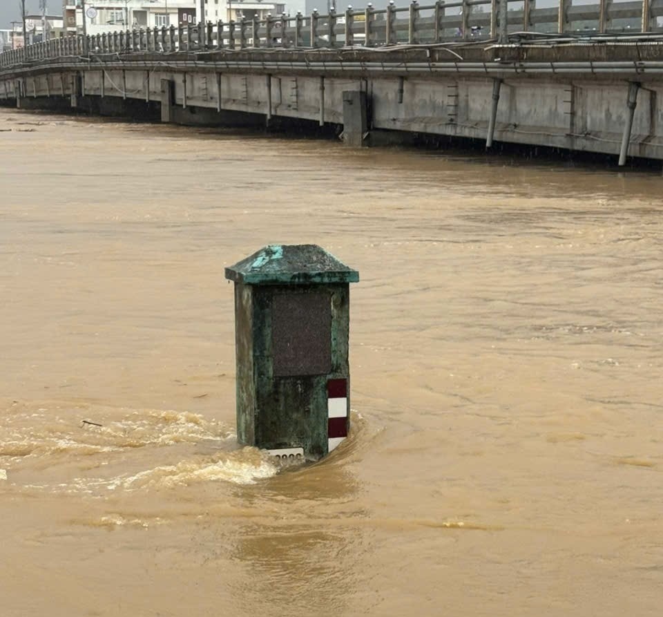 Quảng Ngãi giải cứu nhiều người dân mắc kẹt trên sông Trà Khúc 3 Quảng Ngãi đang nỗ lực giải cứu nhiều người dân mắc kẹt trên sông Trà Khúc - Ảnh 3.