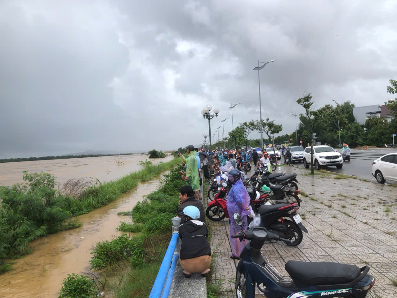 Quảng Ngãi giải cứu nhiều người dân mắc kẹt trên sông Trà Khúc 4 Quảng Ngãi đang nỗ lực giải cứu nhiều người dân mắc kẹt trên sông Trà Khúc - Ảnh 4.