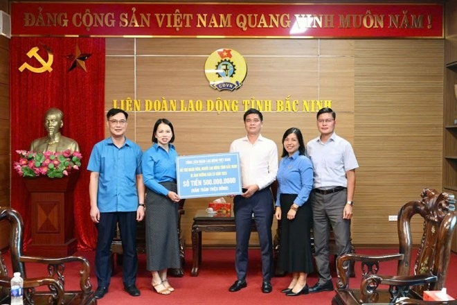 Tổng LĐLĐ Việt Nam trao hỗ trợ 1 tỉ đồng cho đoàn viên công đoàn tại Lào Cai bị thiệt hại do bão lũ - Ảnh 6.