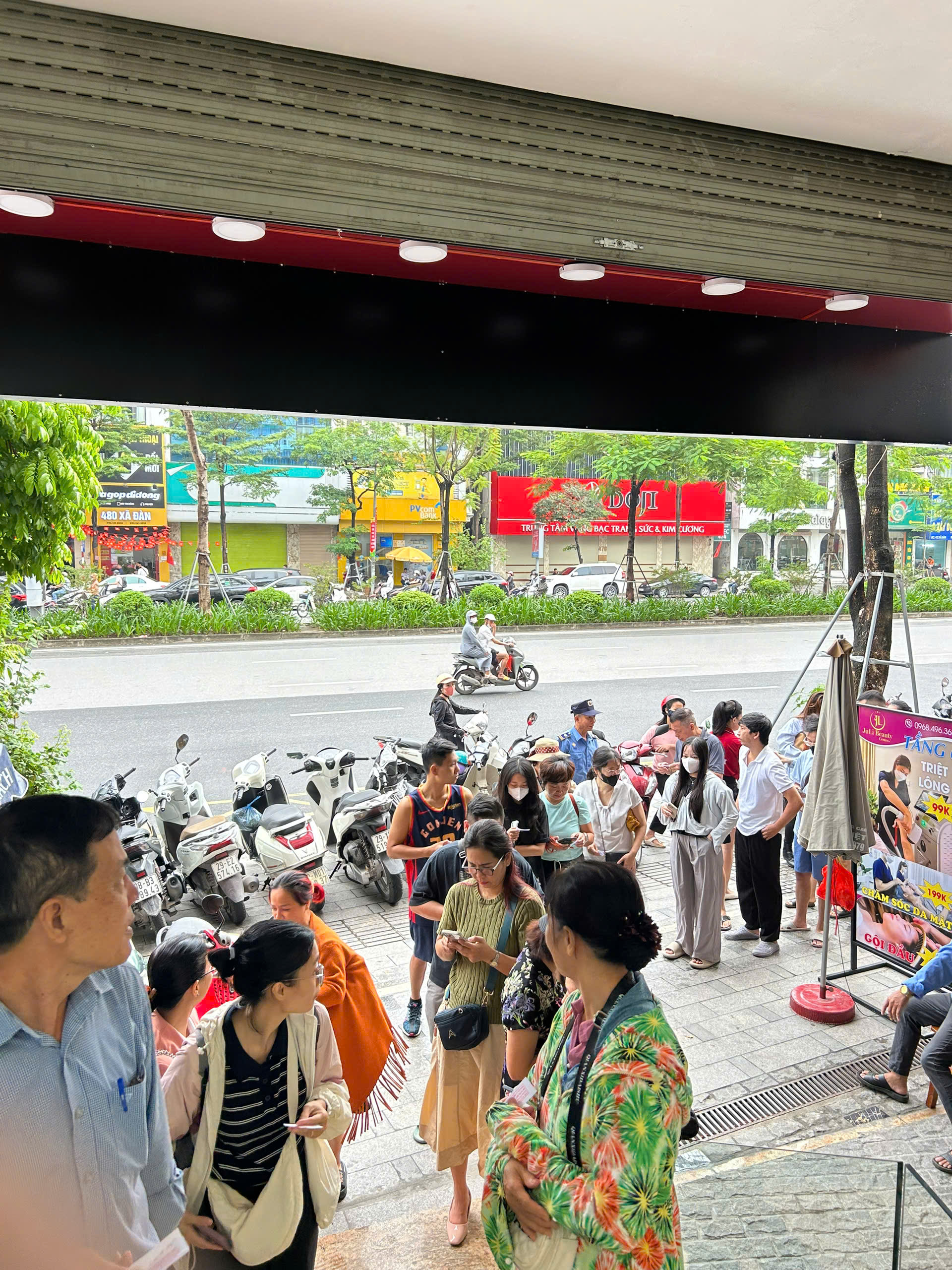 Bạc tăng lên đỉnh mọi thời đại, người Hà Nội xếp hàng mua từ sáng sớm - Ảnh 4.