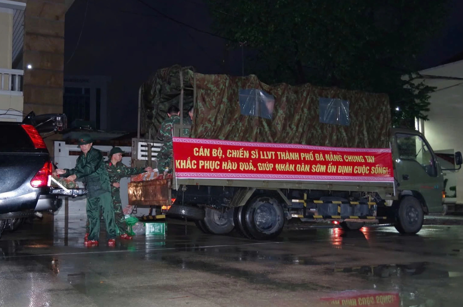 Đà Nẵng: Quân đội hành quân trong đêm cứu dân vùng ngập sâu ở Điện Bàn Bắc- Ảnh 2.