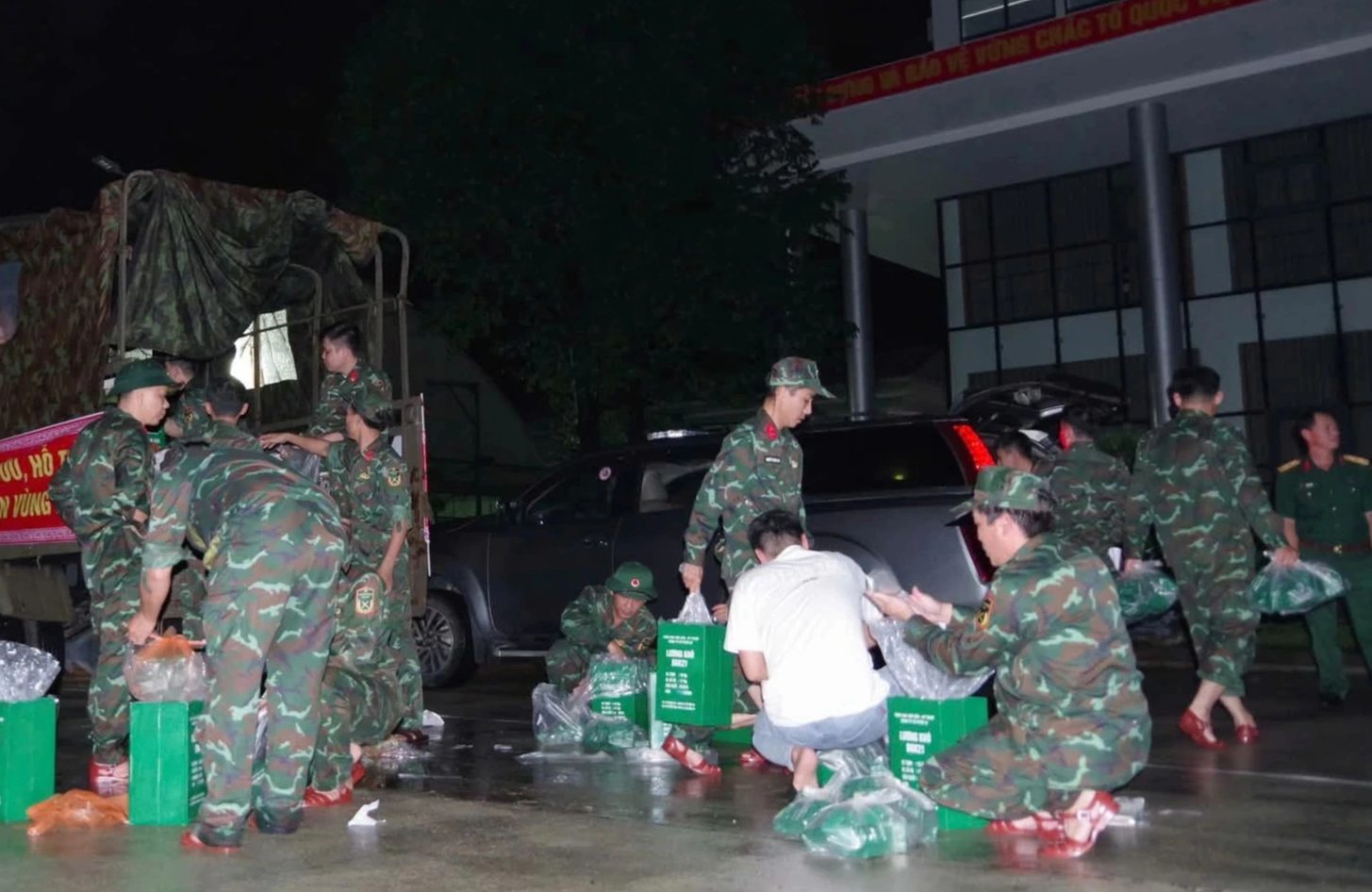 Đà Nẵng: Quân đội hành quân trong đêm cứu dân vùng ngập sâu ở Điện Bàn Bắc- Ảnh 3.