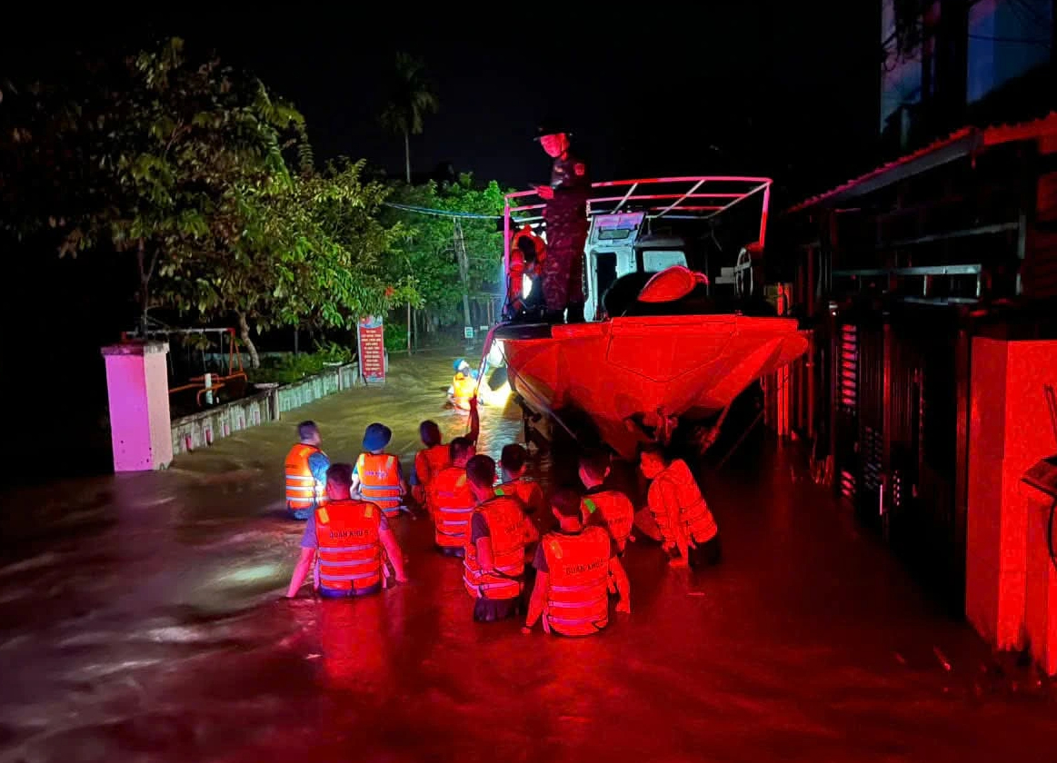 Đà Nẵng: Quân đội hành quân trong đêm cứu dân vùng ngập sâu ở Điện Bàn Bắc- Ảnh 5.