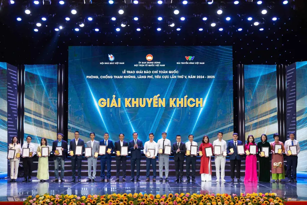 Báo Pháp Luật TP.HCM đoạt một giải Khuyến khích với tác phẩm Xóa nạn “Thân hữu” giữa quan chức và doanh nghiệp của tác giả Đỗ Văn Thiện. 1000045860.jpg