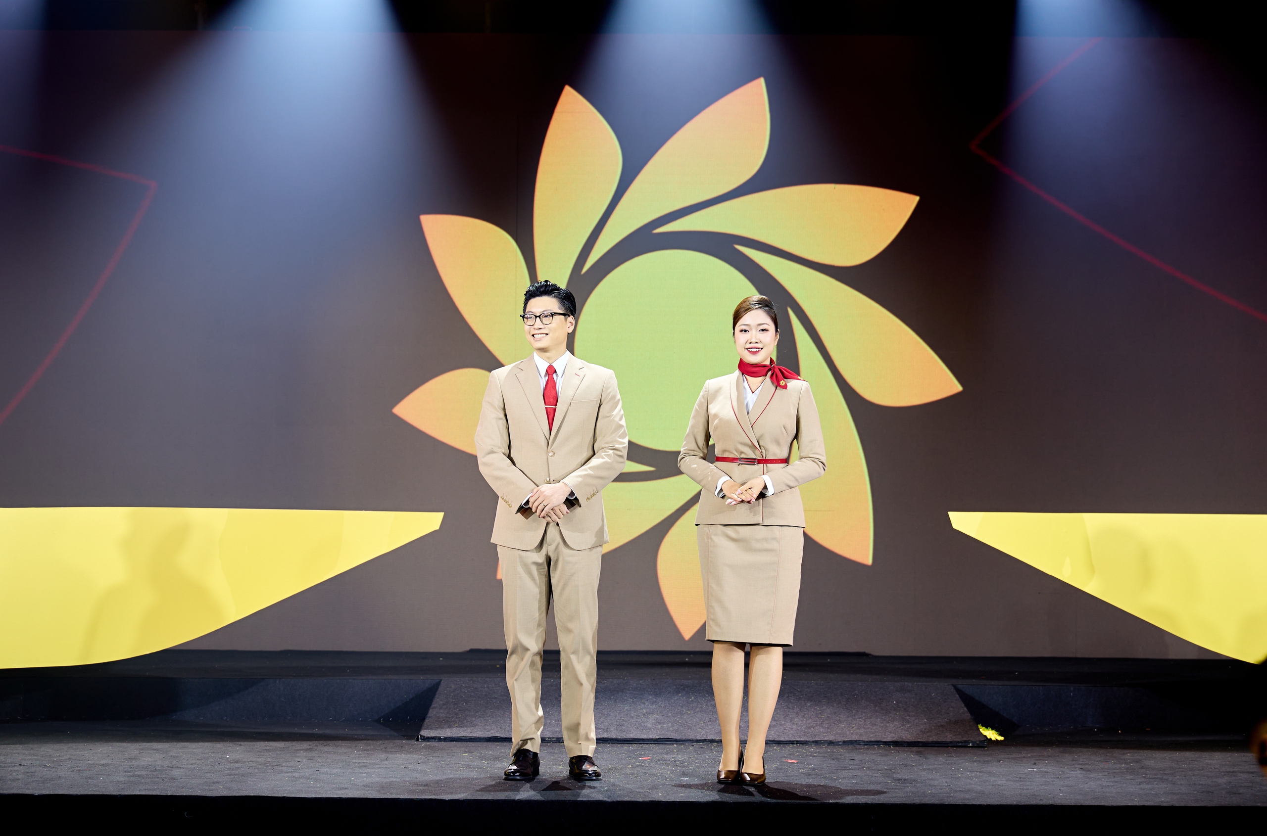 "Soi" đồng phục tiếp viên, phi công Sun PhuQuoc Airways 2 1761861231 234 Soi dong phuc tiep vien phi cong Sun PhuQuoc Airways