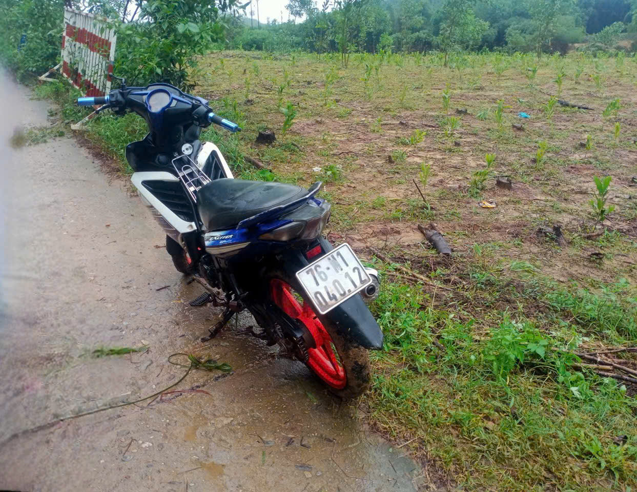 Quảng Ngãi: Một người bị lũ cuốn mất tích khi đi qua cầu - Ảnh 2.