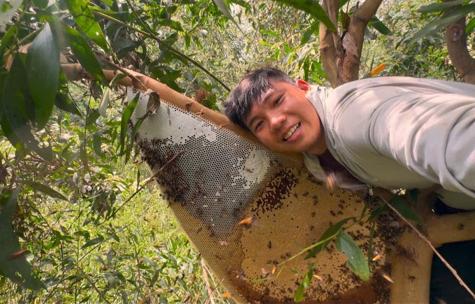 Quay clip về nghề gác kèo ong là cách Thái tiếp cận khách hàng. Ảnh: An Minh