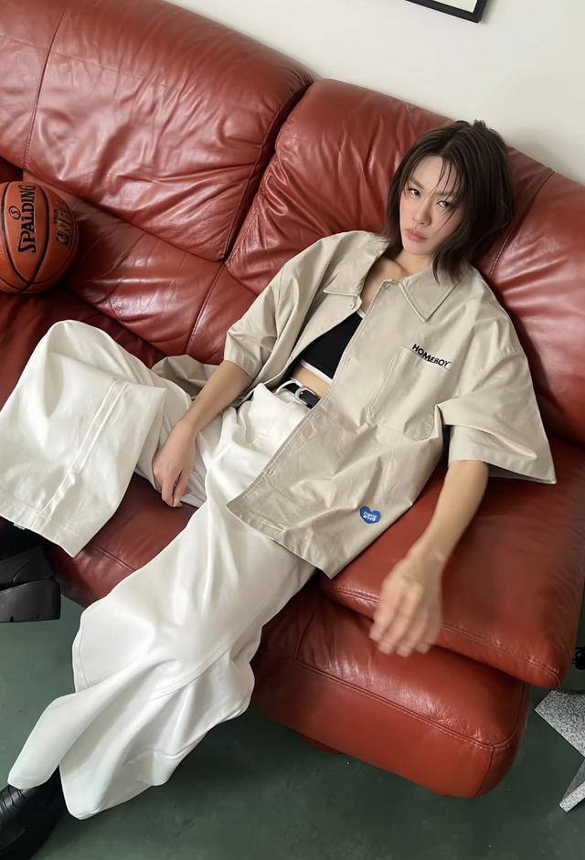 Tối giản mà sang trọng với quần dài trắng- Ảnh 3. Tối giản mà sang trọng với quần dài trắng- Ảnh 3.