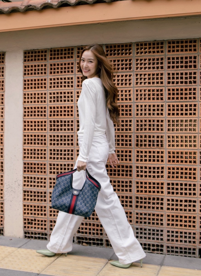 Tối giản mà sang trọng với quần dài trắng- Ảnh 7. Tối giản mà sang trọng với quần dài trắng- Ảnh 7.