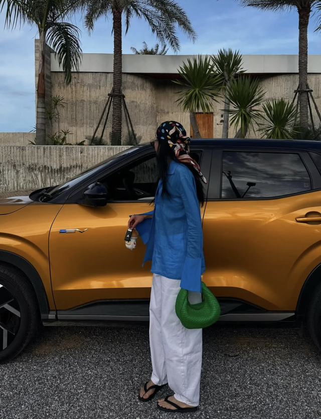 Tối giản mà sang trọng với quần dài trắng- Ảnh 9. Tối giản mà sang trọng với quần dài trắng- Ảnh 9.