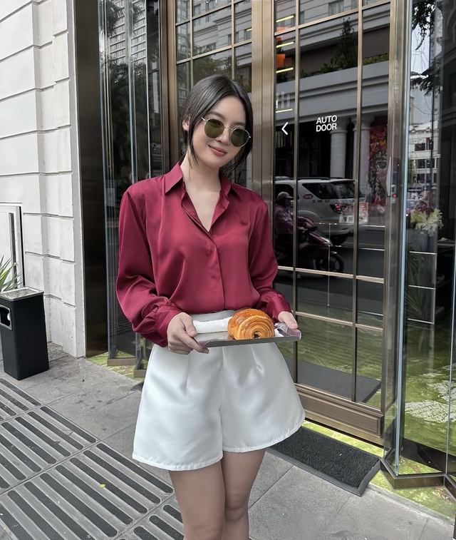 Tỏa sáng nơi công sở với áo sơ mi lụa sang trọng- Ảnh 7. Tỏa sáng nơi công sở với áo sơ mi lụa sang trọng- Ảnh 7.