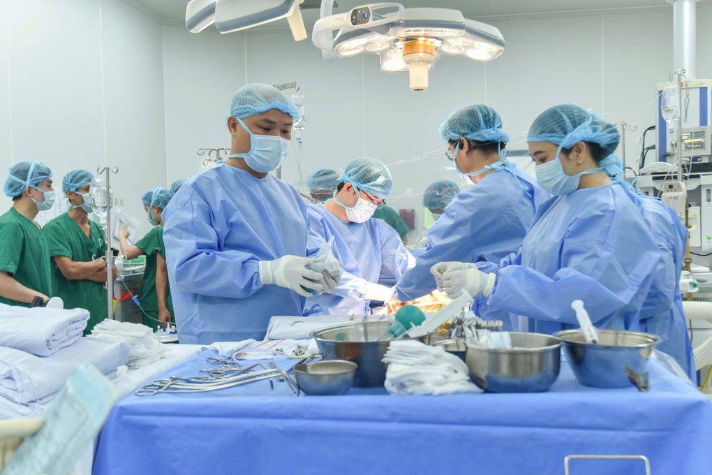 TPHCM: Người chú định về quê “chờ chết” hồi sinh nhờ ghép gan của cháu trai - 2