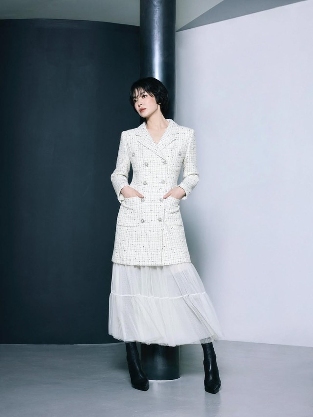 Làm chủ thần thái 'high fashion' cùng bộ đôi váy dài và áo khoác 2 Làm chủ thần thái 'high fashion" cùng bộ đôi váy dài và áo khoác - Ảnh 2.