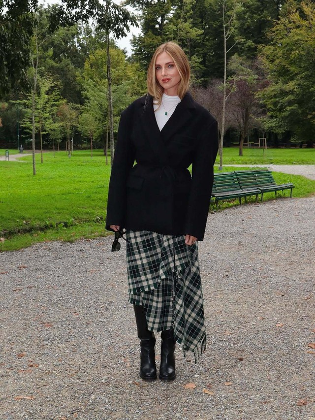 Làm chủ thần thái 'high fashion' cùng bộ đôi váy dài và áo khoác 3 Làm chủ thần thái 'high fashion" cùng bộ đôi váy dài và áo khoác - Ảnh 3.