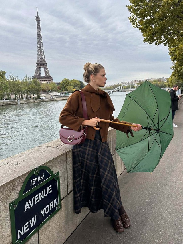 Làm chủ thần thái 'high fashion' cùng bộ đôi váy dài và áo khoác 5 Làm chủ thần thái 'high fashion" cùng bộ đôi váy dài và áo khoác - Ảnh 5.