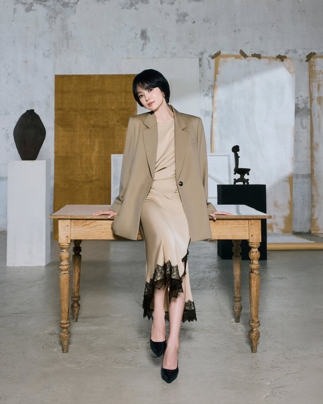 Làm chủ thần thái 'high fashion' cùng bộ đôi váy dài và áo khoác 7 Làm chủ thần thái 'high fashion" cùng bộ đôi váy dài và áo khoác - Ảnh 7.