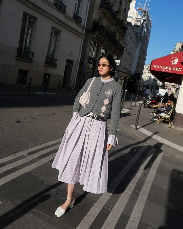 Làm chủ thần thái 'high fashion' cùng bộ đôi váy dài và áo khoác 6 Làm chủ thần thái 'high fashion" cùng bộ đôi váy dài và áo khoác - Ảnh 6.