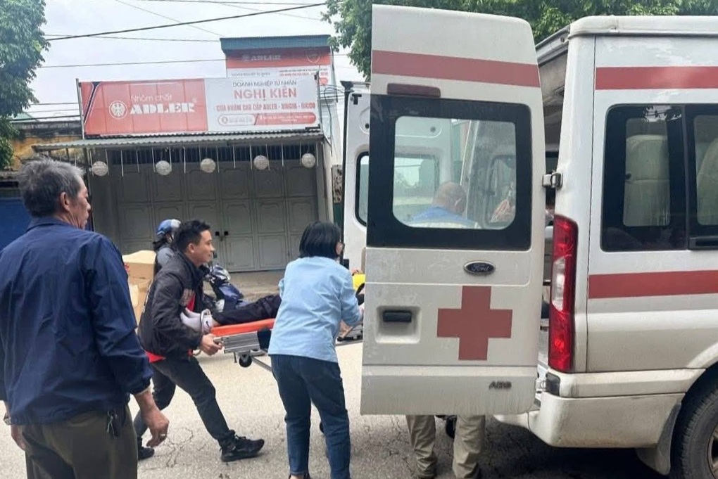 Đang đi họp, nữ giám đốc bệnh viện dừng xe cứu người gặp nạn giữa đường - 2