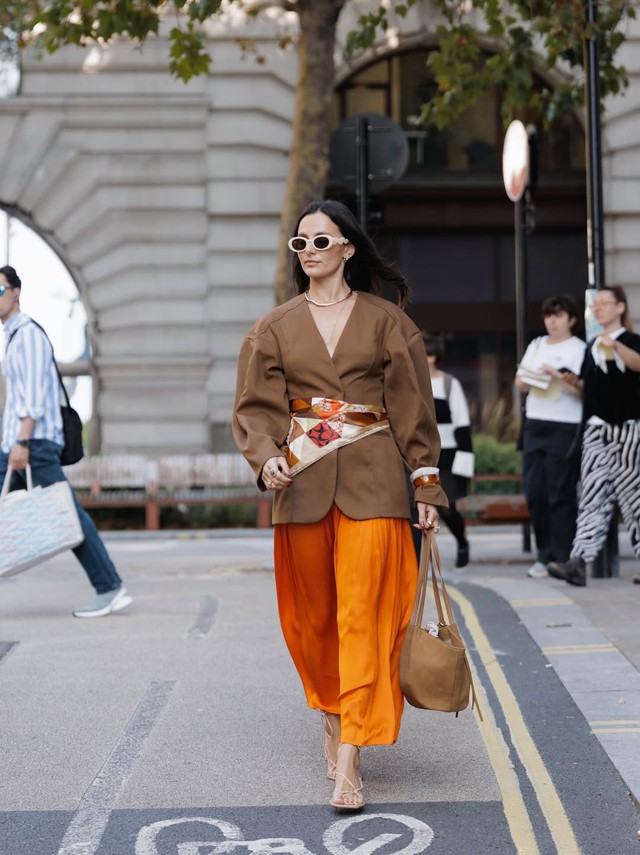 Diện váy dài đến công sở, một bước đi đầy phong cách - Ảnh 5.